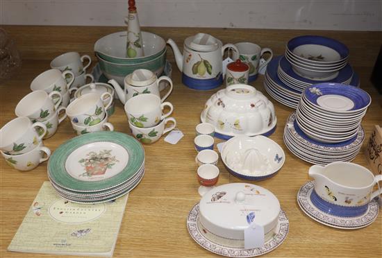 A large quantity of Wedgwood tableware in the Sarahs Garden pattern